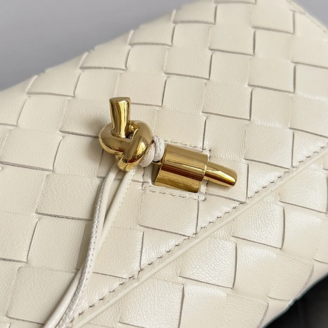 Batch 1560 Bottega Veneta 2025 early autumn series Andiamo handbag, a really good bag, mini crossbody bag, classic woven leather clutch, metallic button and rope closure, simple but not simple, elegant texture, elegant weaving attitude. Style number: 836940 Size: 19*12.6*2cm